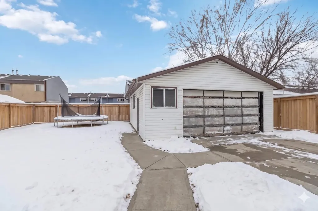 13 Mcleod Street Fort Mcmurray AB T9H 1Z4
