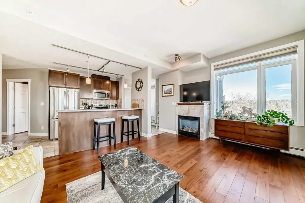 24 Hemlock Crescent SW Calgary AB T3C 2Z1