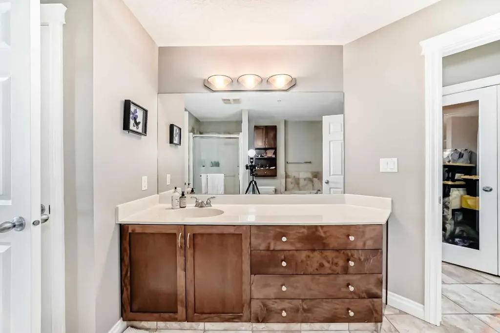 24 Hemlock Crescent SW Calgary AB T3C 2Z1