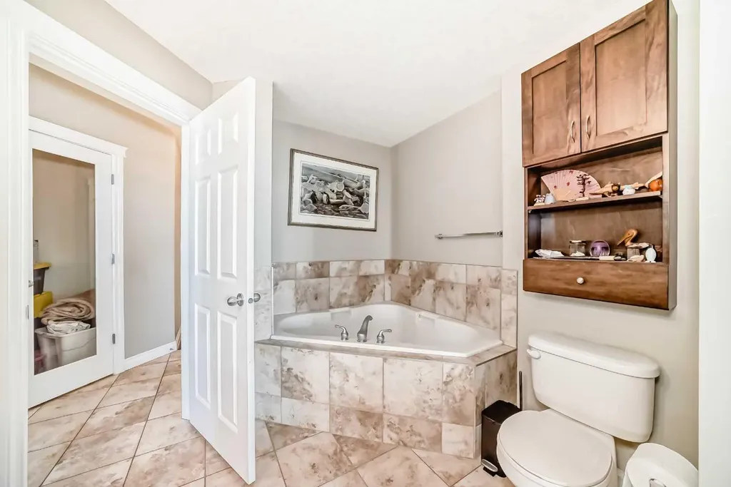 24 Hemlock Crescent SW Calgary AB T3C 2Z1