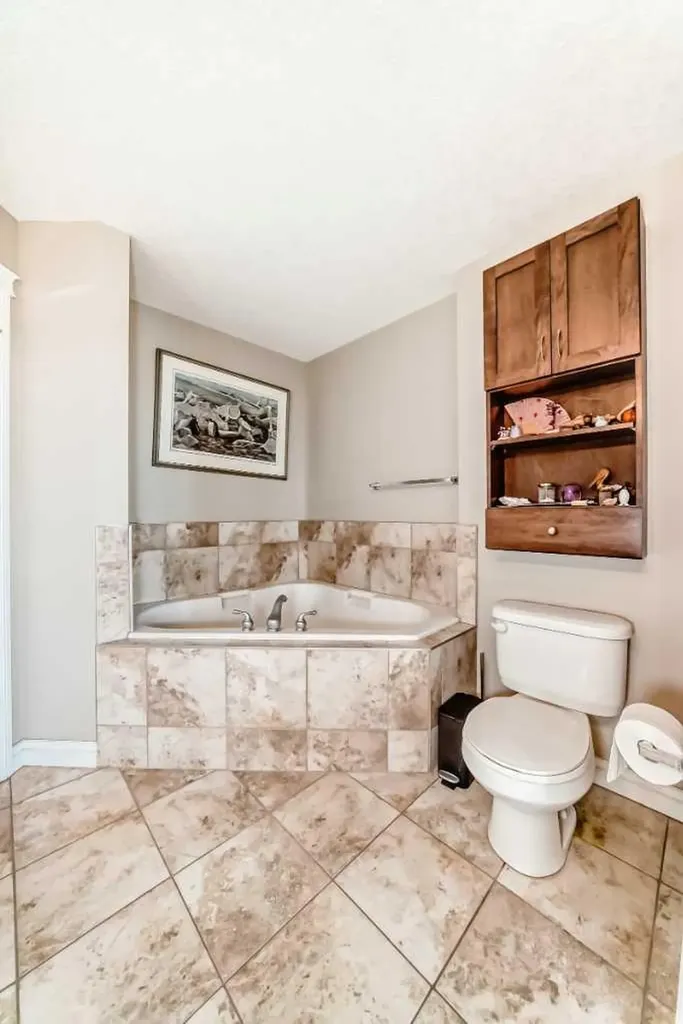 24 Hemlock Crescent SW Calgary AB T3C 2Z1
