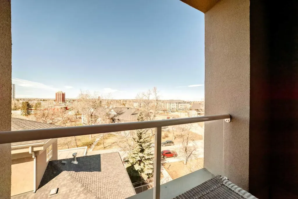 24 Hemlock Crescent SW Calgary AB T3C 2Z1