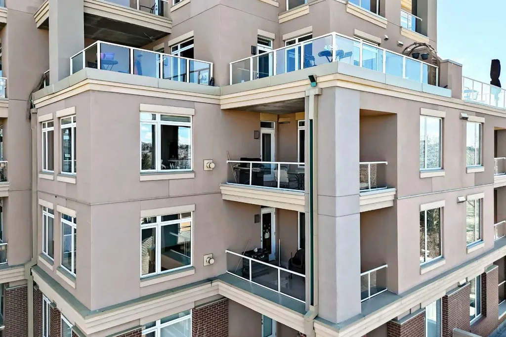 24 Hemlock Crescent SW Calgary AB T3C 2Z1
