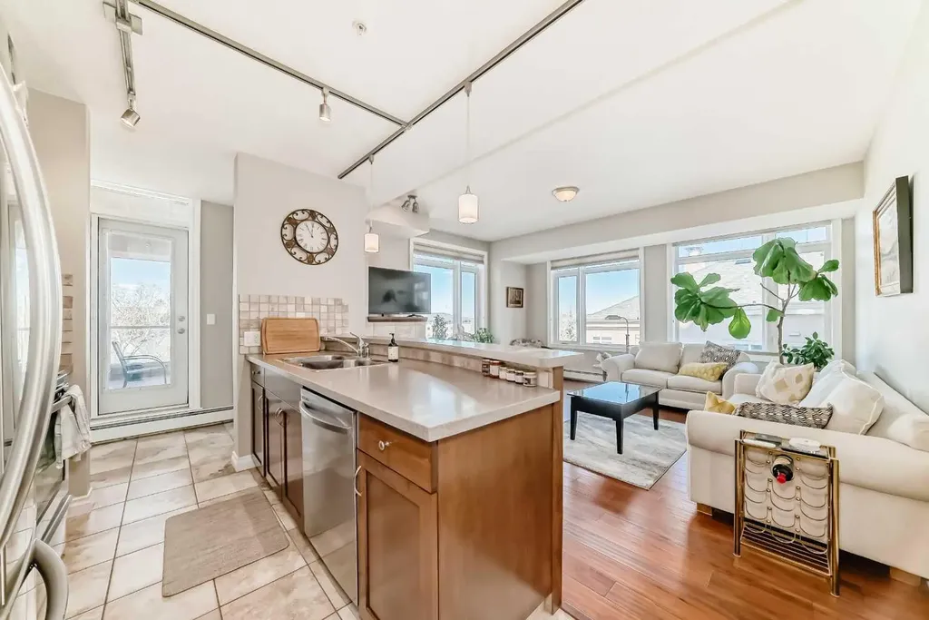24 Hemlock Crescent SW Calgary AB T3C 2Z1