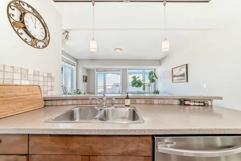 24 Hemlock Crescent SW Calgary AB T3C 2Z1