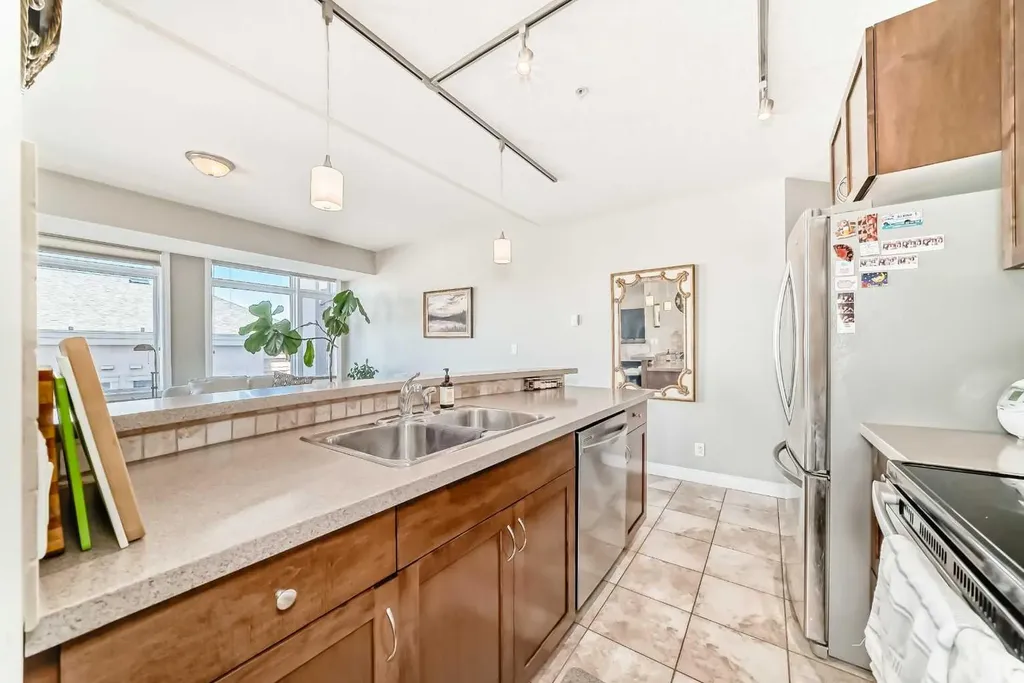 24 Hemlock Crescent SW Calgary AB T3C 2Z1