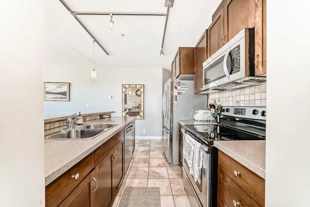 24 Hemlock Crescent SW Calgary AB T3C 2Z1