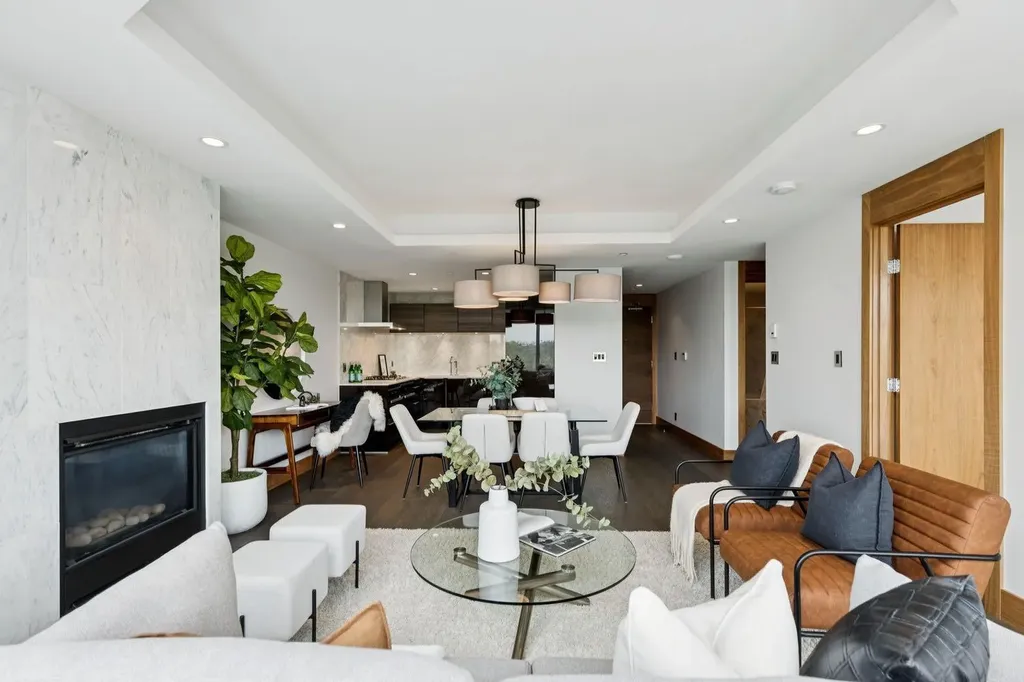 738 1 Avenue SW Calgary AB T2P 5G8