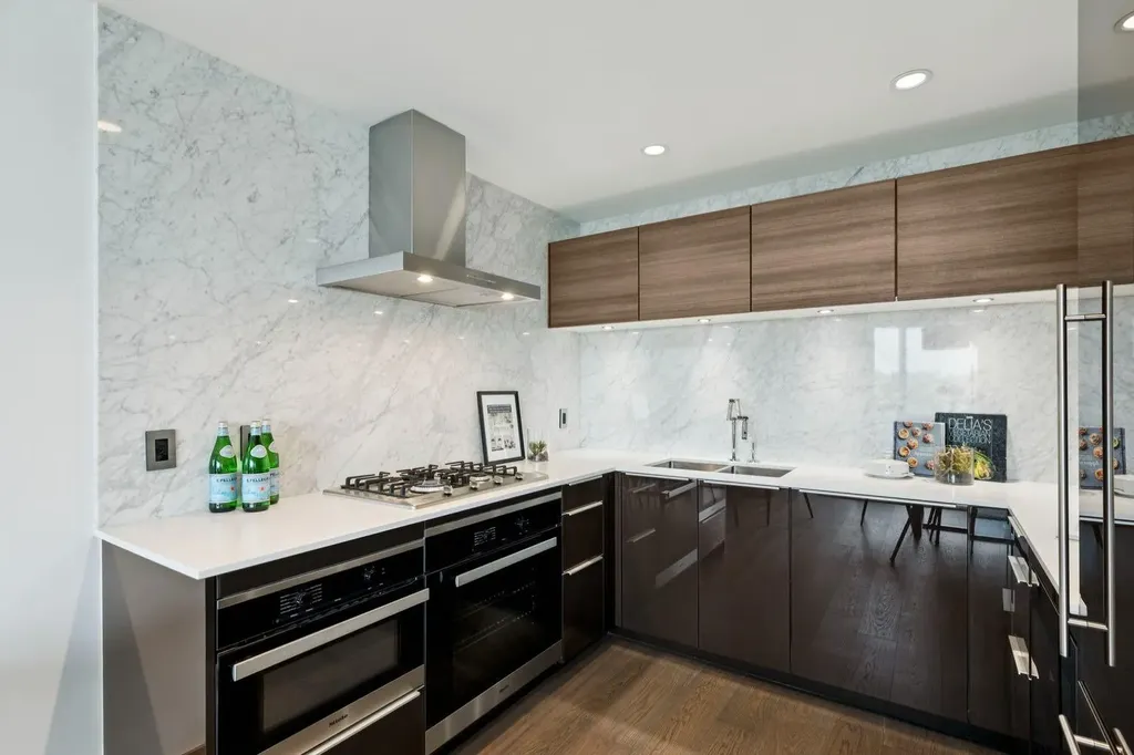 738 1 Avenue SW Calgary AB T2P 5G8