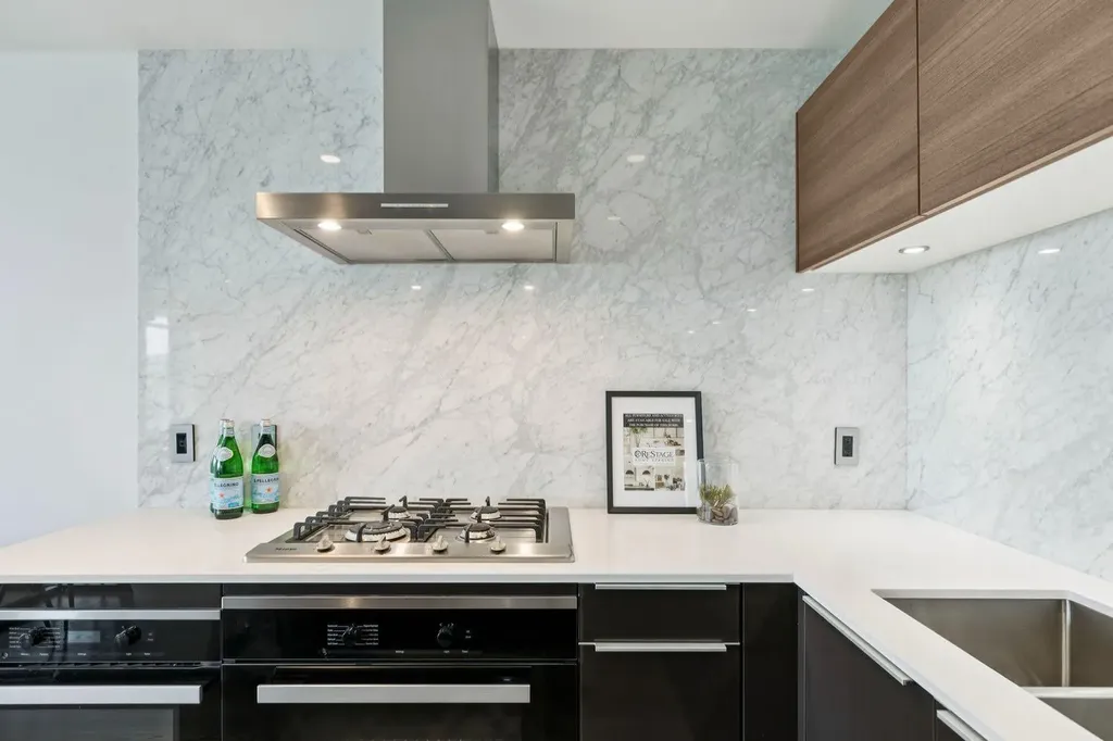 738 1 Avenue SW Calgary AB T2P 5G8