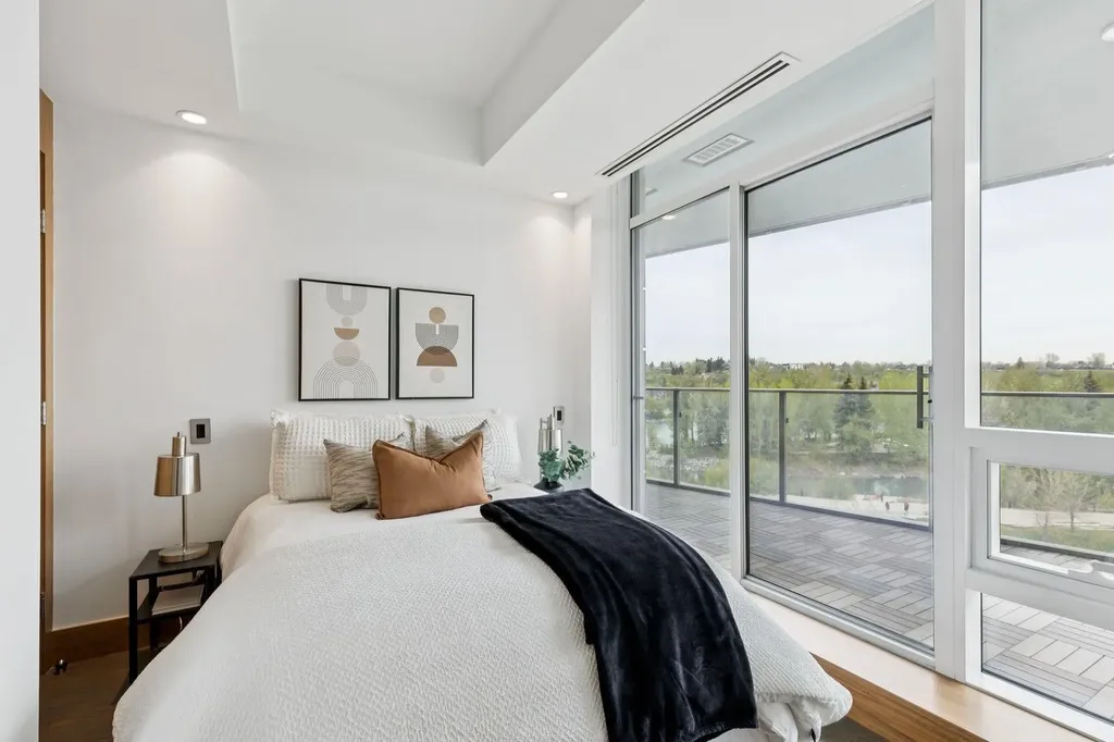 738 1 Avenue SW Calgary AB T2P 5G8