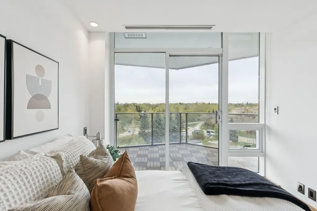 738 1 Avenue SW Calgary AB T2P 5G8