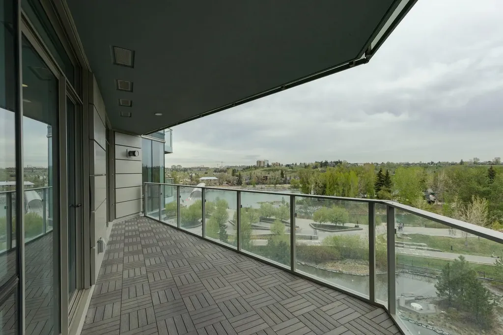 738 1 Avenue SW Calgary AB T2P 5G8