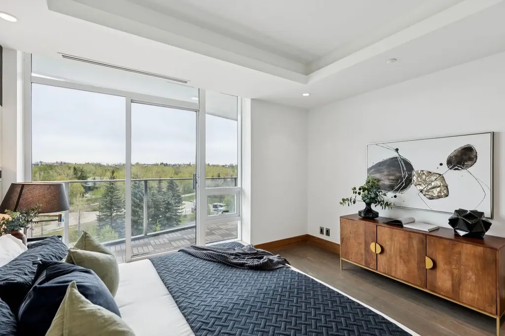 738 1 Avenue SW Calgary AB T2P 5G8