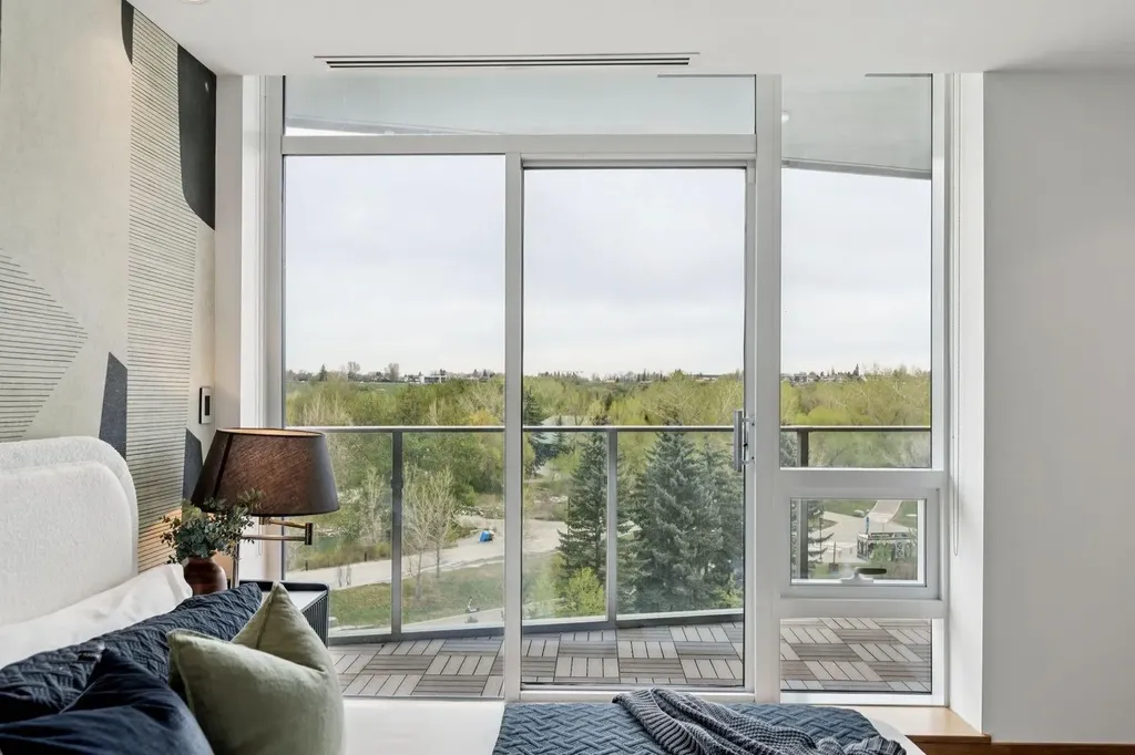 738 1 Avenue SW Calgary AB T2P 5G8