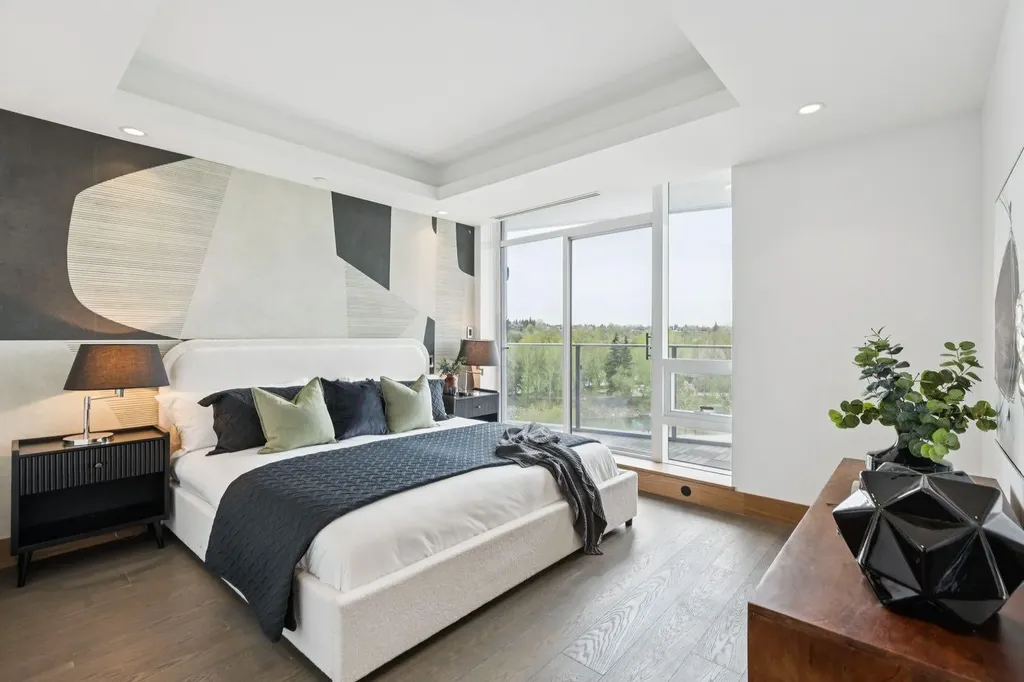 738 1 Avenue SW Calgary AB T2P 5G8