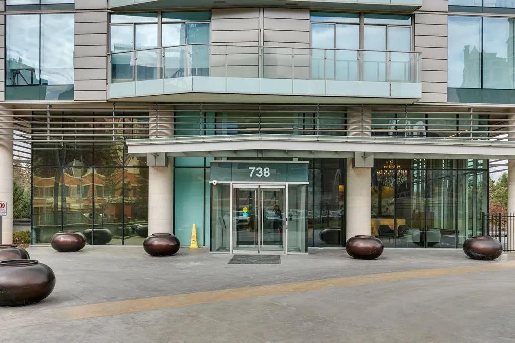 738 1 Avenue SW Calgary AB T2P 5G8