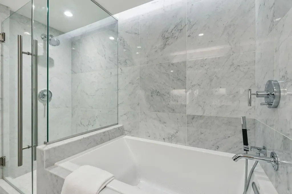 738 1 Avenue SW Calgary AB T2P 5G8