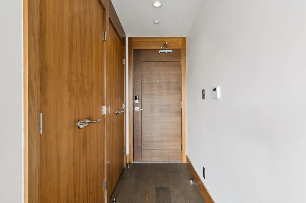 738 1 Avenue SW Calgary AB T2P 5G8