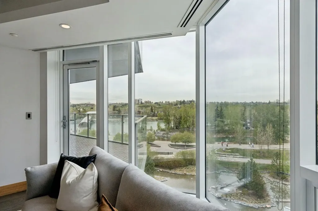 738 1 Avenue SW Calgary AB T2P 5G8