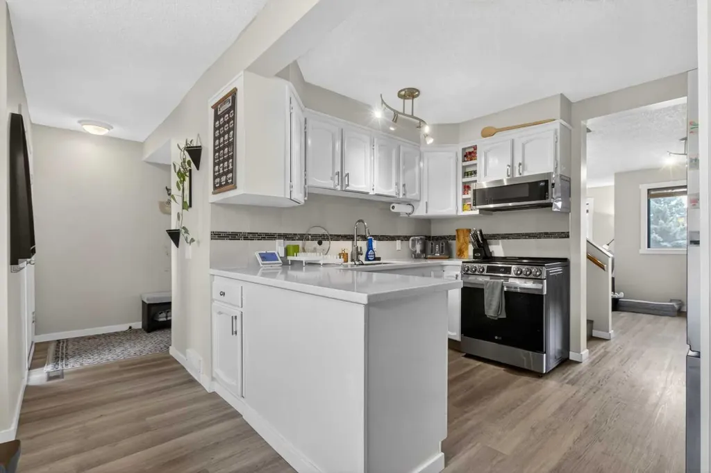 2300 Oakmoor Drive SW Calgary AB T2V4N7