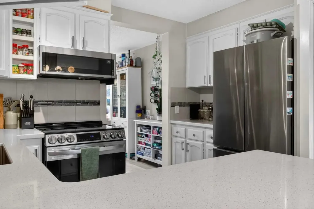 2300 Oakmoor Drive SW Calgary AB T2V4N7