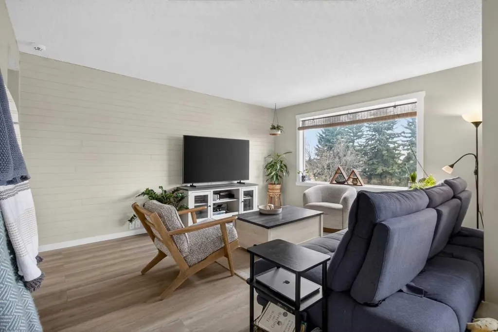 2300 Oakmoor Drive SW Calgary AB T2V4N7