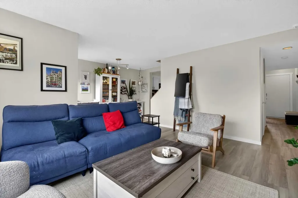 2300 Oakmoor Drive SW Calgary AB T2V4N7