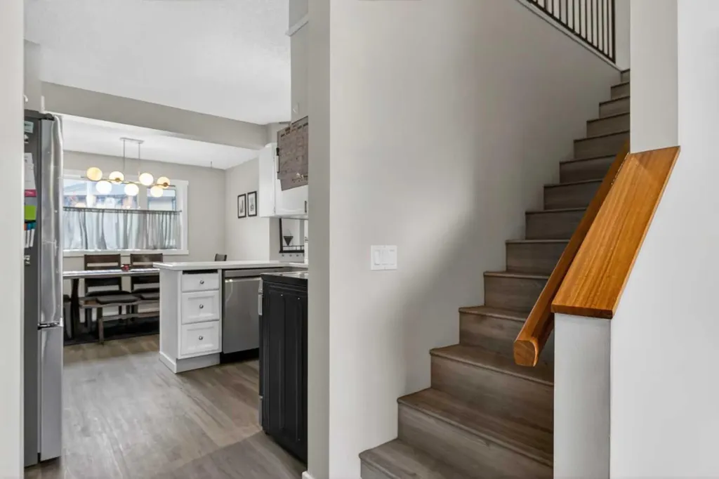 2300 Oakmoor Drive SW Calgary AB T2V4N7