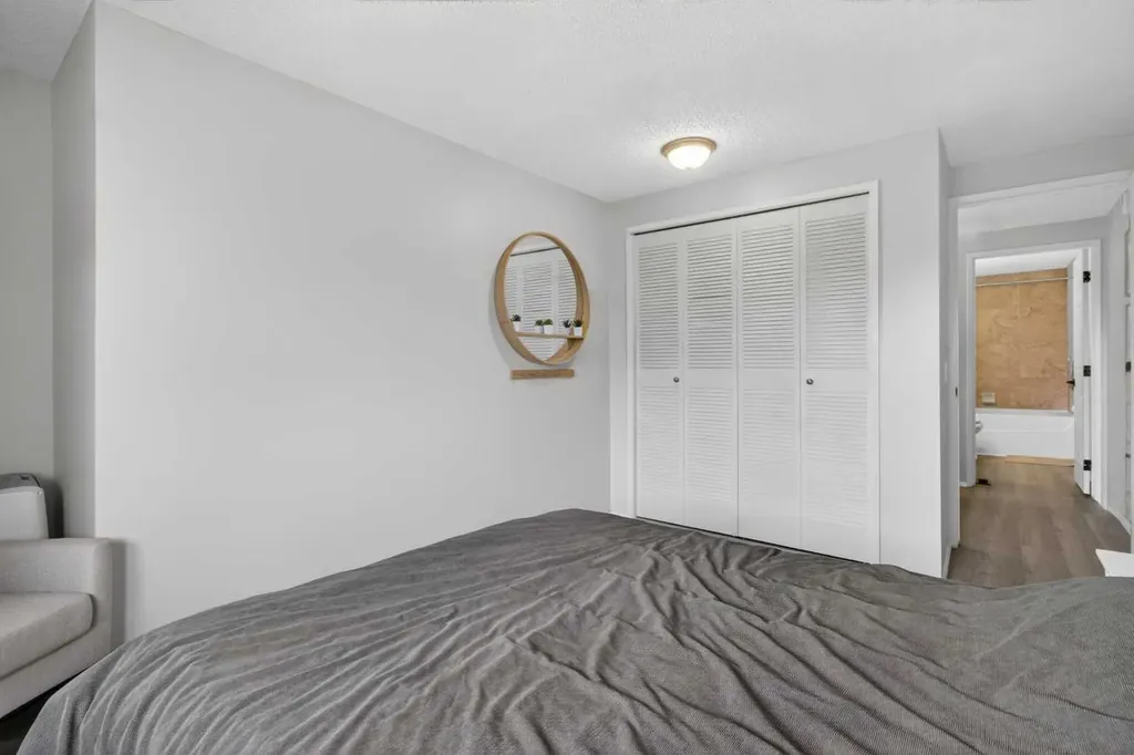 2300 Oakmoor Drive SW Calgary AB T2V4N7