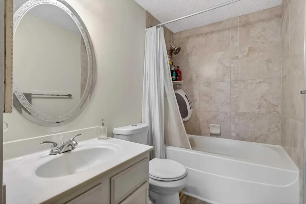 2300 Oakmoor Drive SW Calgary AB T2V4N7