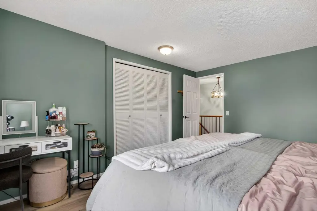 2300 Oakmoor Drive SW Calgary AB T2V4N7