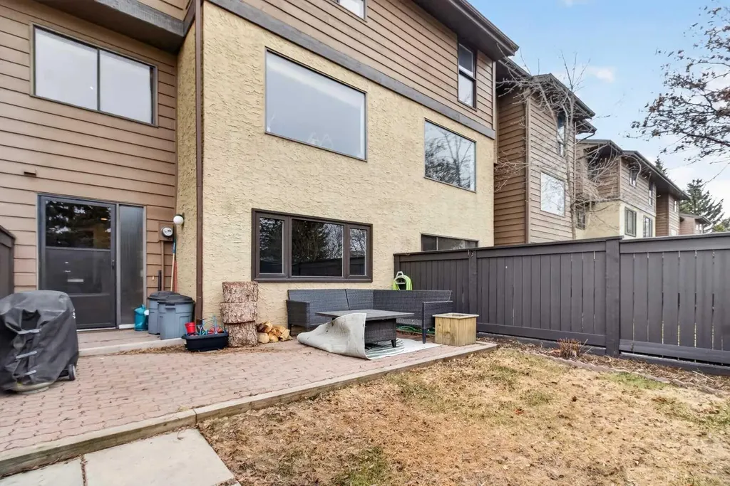 2300 Oakmoor Drive SW Calgary AB T2V4N7
