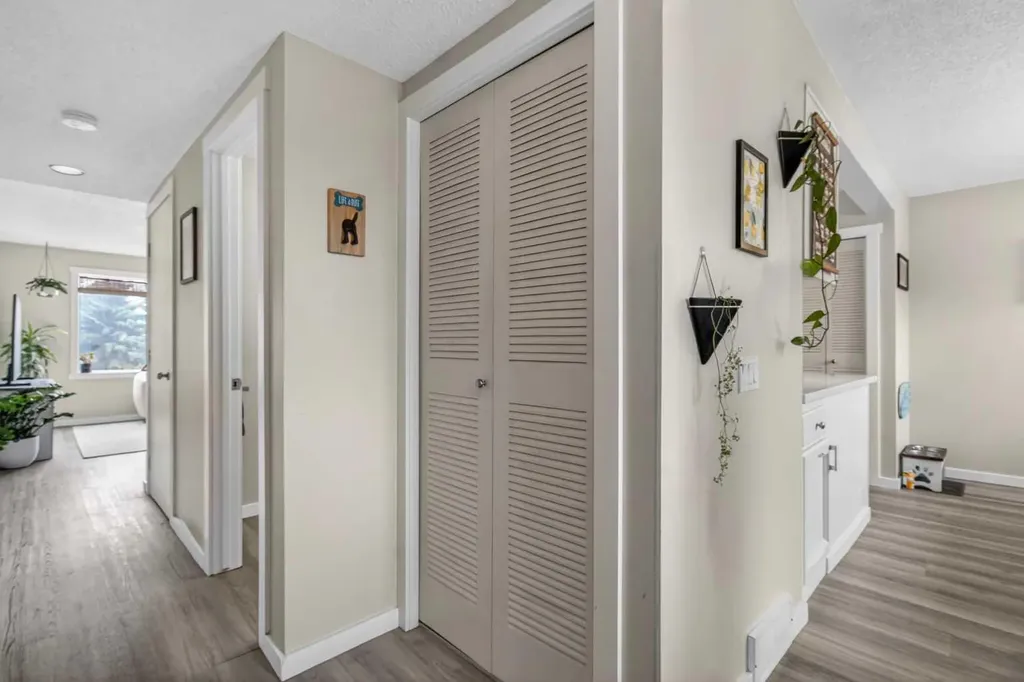 2300 Oakmoor Drive SW Calgary AB T2V4N7