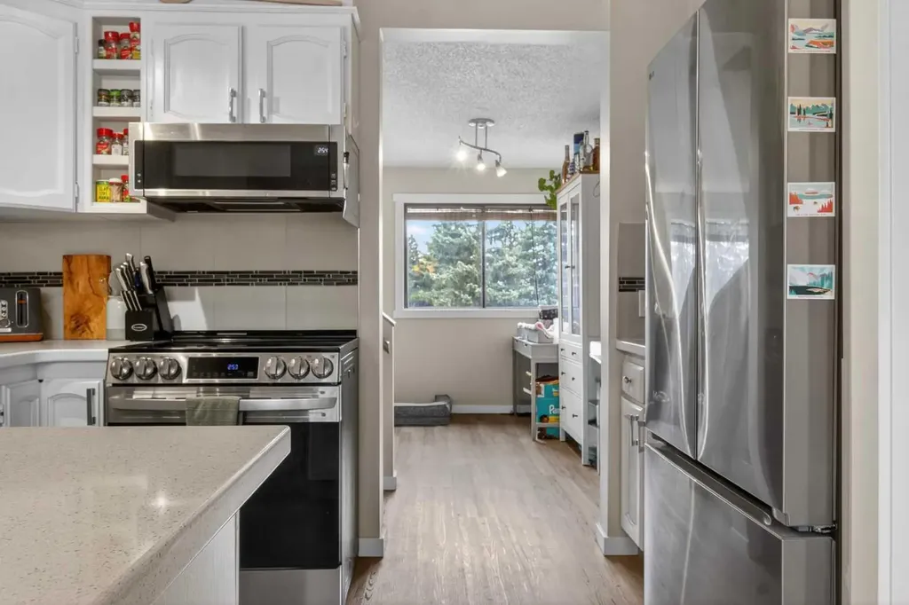 2300 Oakmoor Drive SW Calgary AB T2V4N7