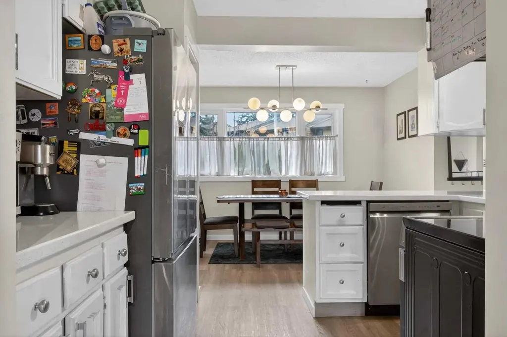 2300 Oakmoor Drive SW Calgary AB T2V4N7
