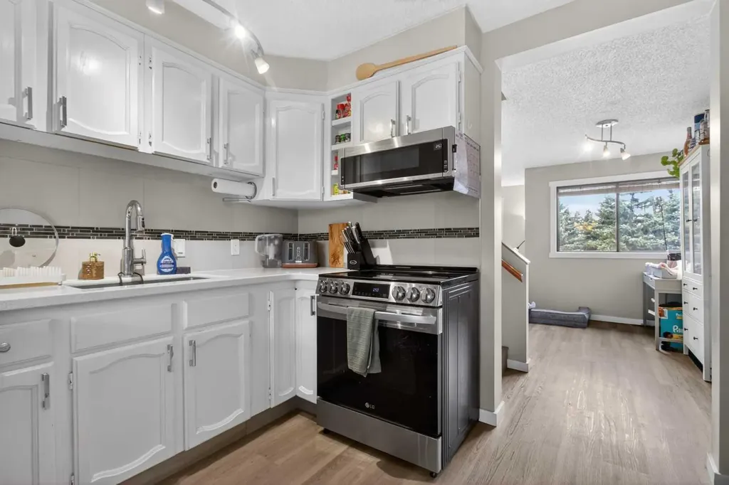 2300 Oakmoor Drive SW Calgary AB T2V4N7