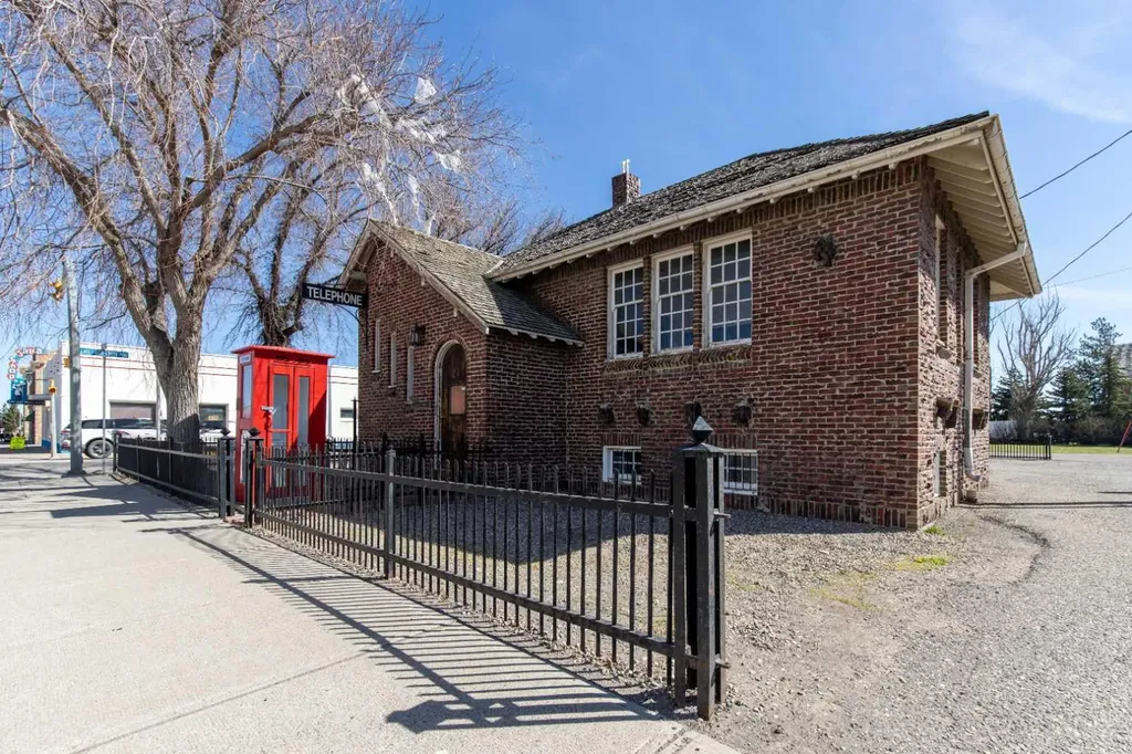 2224 2 Avenue Fort Macleod AB T0L0Z0