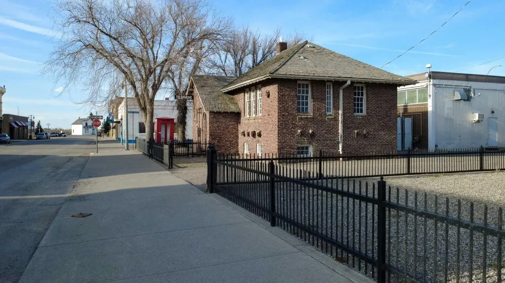 2224 2 Avenue Fort Macleod AB T0L0Z0