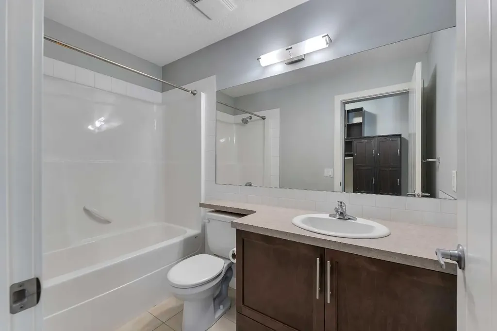 604 East Lake Boulevard Airdrie AB T4A 0G6