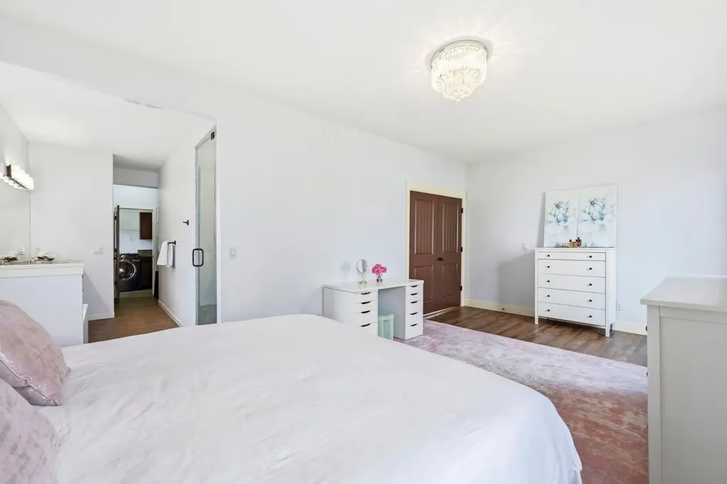 29 Winchester Crescent SW Calgary AB T3C 2T9