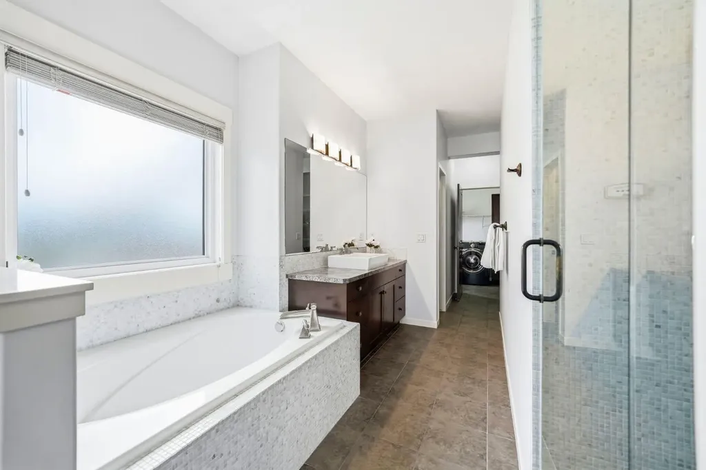 29 Winchester Crescent SW Calgary AB T3C 2T9