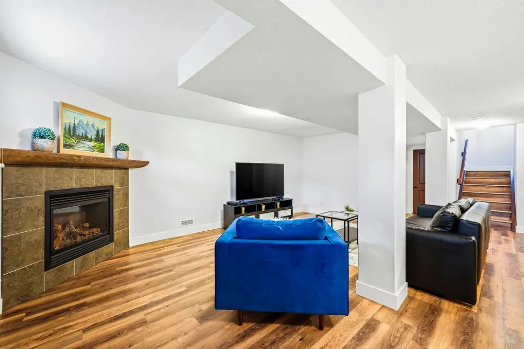 29 Winchester Crescent SW Calgary AB T3C 2T9