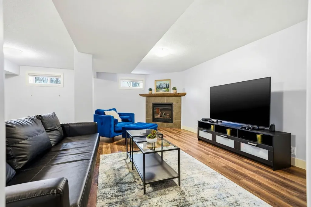29 Winchester Crescent SW Calgary AB T3C 2T9