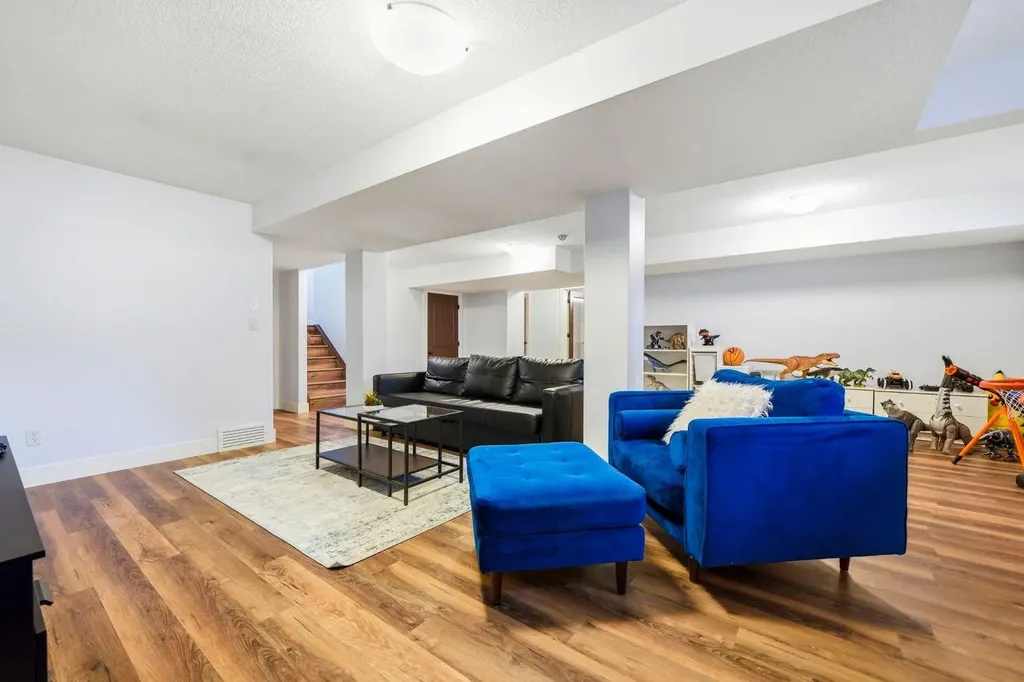 29 Winchester Crescent SW Calgary AB T3C 2T9