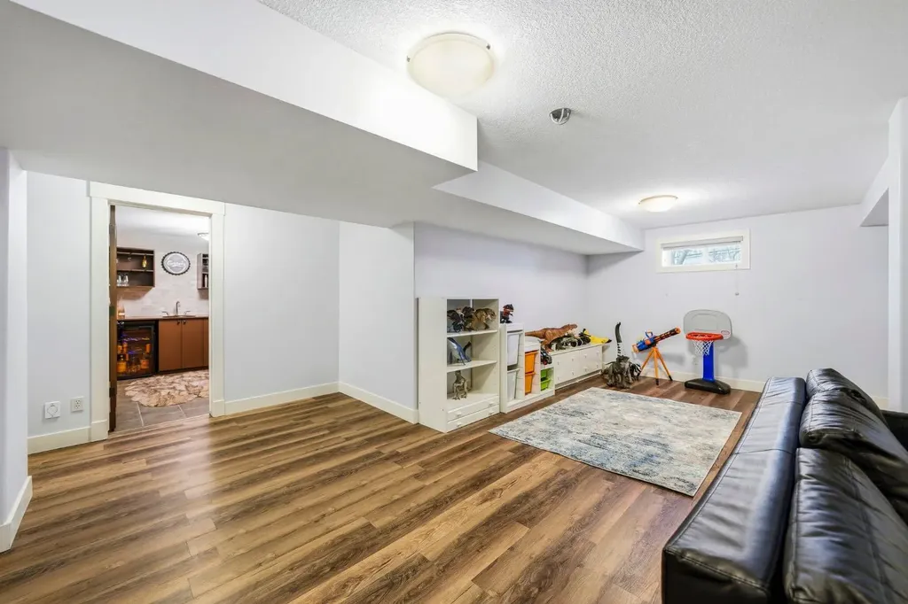 29 Winchester Crescent SW Calgary AB T3C 2T9