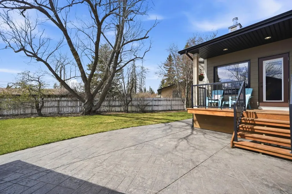 29 Winchester Crescent SW Calgary AB T3C 2T9