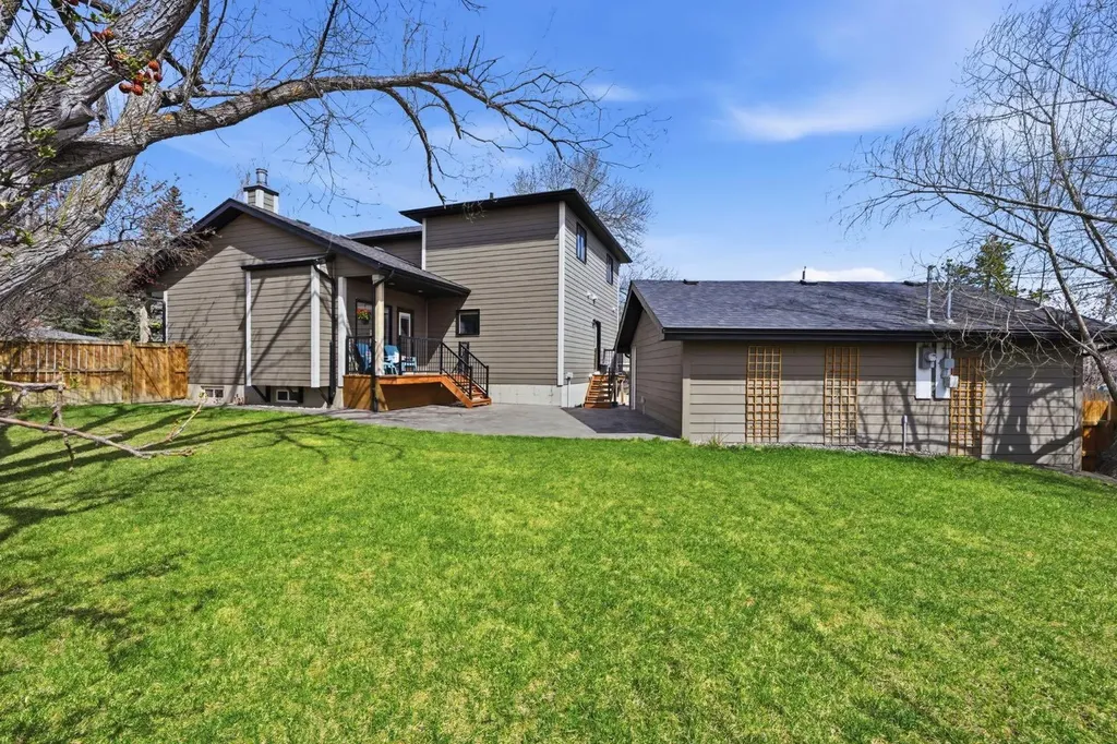 29 Winchester Crescent SW Calgary AB T3C 2T9