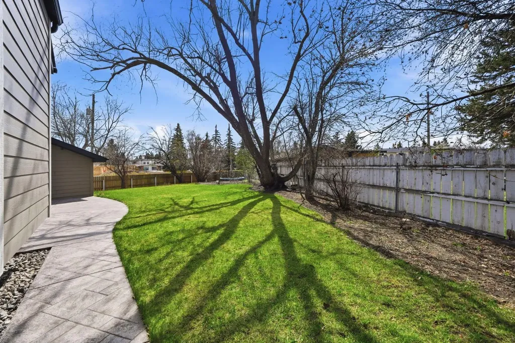 29 Winchester Crescent SW Calgary AB T3C 2T9
