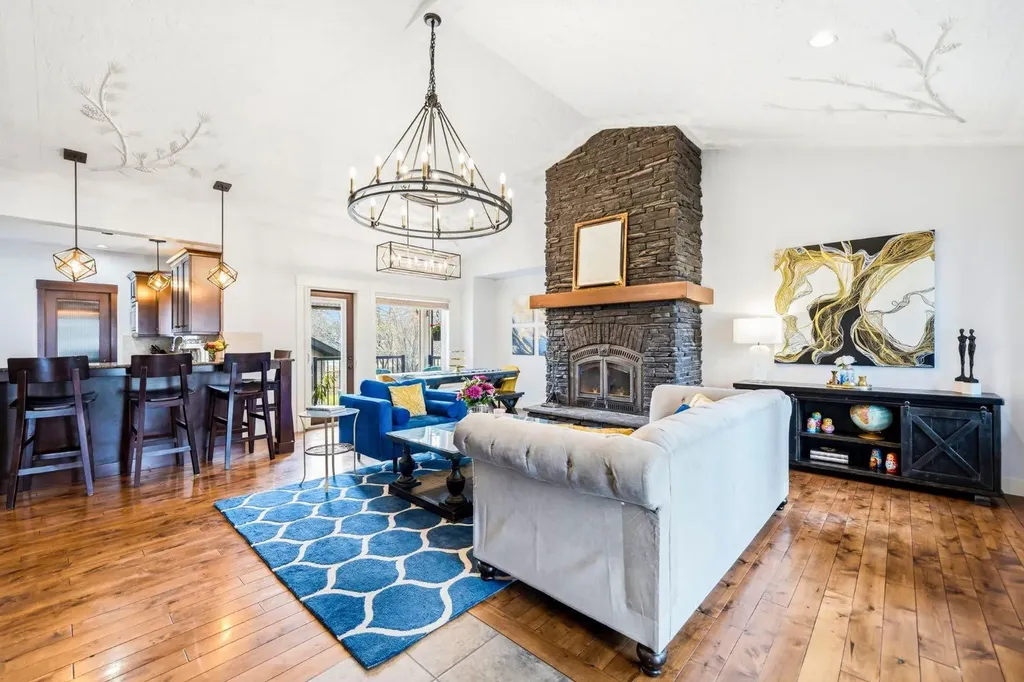 29 Winchester Crescent SW Calgary AB T3C 2T9